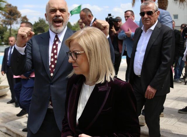 Historia e rrogave të deputetëve: Nga puna pa pagesë në komunizëm, tek rritja me 100% këtë të enjte Historia e rrogave të deputetëve: Nga puna pa pagesë në komunizëm, tek rritja me 100% këtë të enjte