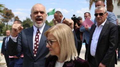 Historia e rrogave të deputetëve: Nga puna pa pagesë në komunizëm, tek rritja me 100% këtë të enjte Historia e rrogave të deputetëve: Nga puna pa pagesë në komunizëm, tek rritja me 100% këtë të enjte