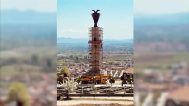 I lartë 20 metra/ Monumenti i UÇK-së së 2001-shit me shqiponjën dykrerëshe në majë që po trazon Shkupin I lartë 20 metra/ Monumenti i UÇK-së së 2001-shit me shqiponjën dykrerëshe në majë që po trazon Shkupin