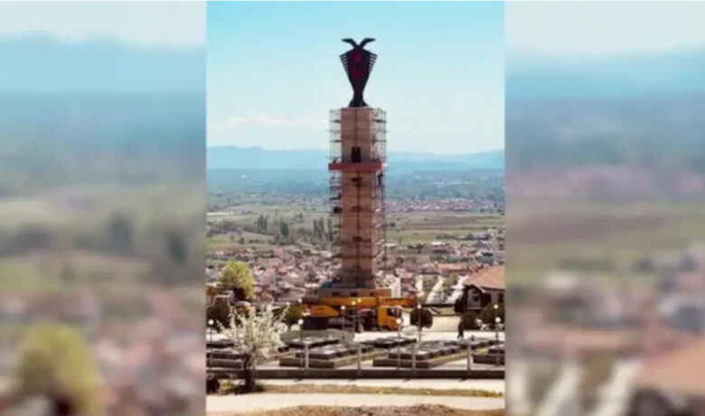 I lartë 20 metra/ Monumenti i UÇK-së së 2001-shit me shqiponjën dykrerëshe në majë që po trazon Shkupin I lartë 20 metra/ Monumenti i UÇK-së së 2001-shit me shqiponjën dykrerëshe në majë që po trazon Shkupin