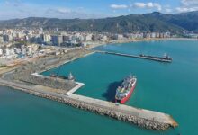 Fluks hyrje-daljesh edhe në Portin e Vlorës! 23 mijë qytetarë dhe 5 mijë makina hynë në dy javët e Gushtit Fluks hyrje-daljesh edhe në Portin e Vlorës! 23 mijë qytetarë dhe 5 mijë makina hynë në dy javët e Gushtit