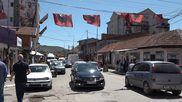 Serbia po na blen shtëpitë për të na larguar, thonë shqiptarët e Mitrovicës Serbia po na blen shtëpitë për të na larguar, thonë shqiptarët e Mitrovicës