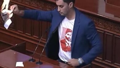 VIDEO/ Ndërpritet papritur seanca parlamentare, deputeti i opozitës i vë flakën… VIDEO/ Ndërpritet papritur seanca parlamentare, deputeti i opozitës i vë flakën…