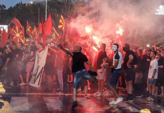 “Nga nesër vendi në bllokadë”/ Përshkallëzohen protestat në Maqedoninë e Veriut, ja çfarë pritet të ndodhë “Nga nesër vendi në bllokadë”/ Përshkallëzohen protestat në Maqedoninë e Veriut, ja çfarë pritet të ndodhë