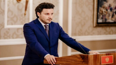 Qeveria e Abazoviçit në rrezik Qeveria e Abazoviçit në rrezik