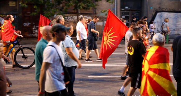 Propozimi francez/ Maqedonia në ‘flakë’, 47 policë të lënduar pas protestave të dhunshme Propozimi francez/ Maqedonia në ‘flakë’, 47 policë të lënduar pas protestave të dhunshme