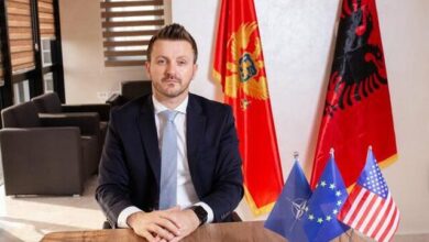 Flamuri Kuqezi në zyrë e Ministrit ‘ndez’ Malin e Zi, shpjegimi që dha: Nuk vjen nga… Flamuri Kuqezi në zyrë e Ministrit ‘ndez’ Malin e Zi, shpjegimi që dha: Nuk vjen nga…
