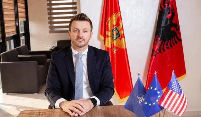 Flamuri Kuqezi në zyrë e Ministrit ‘ndez’ Malin e Zi, shpjegimi që dha: Nuk vjen nga… Flamuri Kuqezi në zyrë e Ministrit ‘ndez’ Malin e Zi, shpjegimi që dha: Nuk vjen nga…