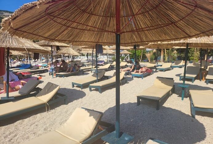 Shqiptarët brakisin Jugun, Jala dhe Dhërmiu tërësisht bosh: Shërbimi skandaloz, çmimet e çmendura dhe vrasësit me skafe frikësojnë pushuesit Shqiptarët brakisin Jugun, Jala dhe Dhërmiu tërësisht bosh: Shërbimi skandaloz, çmimet e çmendura dhe vrasësit me skafe frikësojnë pushuesit