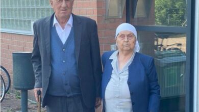VIDEO/ Duke i mbajtur prej krahësh, momenti kur prindërit e Hashim Thaçit largohen pas takimit në Hagë që zgjati 6 orë VIDEO/ Duke i mbajtur prej krahësh, momenti kur prindërit e Hashim Thaçit largohen pas takimit në Hagë që zgjati 6 orë