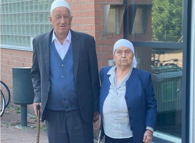 VIDEO/ Duke i mbajtur prej krahësh, momenti kur prindërit e Hashim Thaçit largohen pas takimit në Hagë që zgjati 6 orë VIDEO/ Duke i mbajtur prej krahësh, momenti kur prindërit e Hashim Thaçit largohen pas takimit në Hagë që zgjati 6 orë