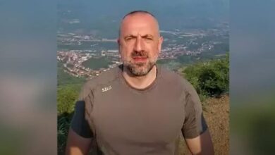 Vuçiç tenton të kërcënojë pas vendimit të Kurtit për targat, dërgon “kriminelin” serb në Veri Vuçiç tenton të kërcënojë pas vendimit të Kurtit për targat, dërgon “kriminelin” serb në Veri