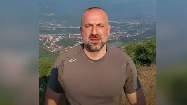 Vuçiç tenton të kërcënojë pas vendimit të Kurtit për targat, dërgon “kriminelin” serb në Veri Vuçiç tenton të kërcënojë pas vendimit të Kurtit për targat, dërgon “kriminelin” serb në Veri