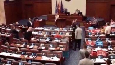 VIDEO/ Incident në Kuvendin e Maqedonisë së Veriut, dy deputetë përplasen për propozimin francez VIDEO/ Incident në Kuvendin e Maqedonisë së Veriut, dy deputetë përplasen për propozimin francez