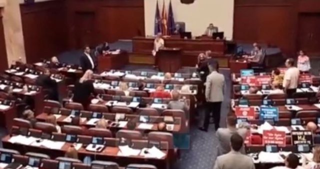 VIDEO/ Incident në Kuvendin e Maqedonisë së Veriut, dy deputetë përplasen për propozimin francez VIDEO/ Incident në Kuvendin e Maqedonisë së Veriut, dy deputetë përplasen për propozimin francez