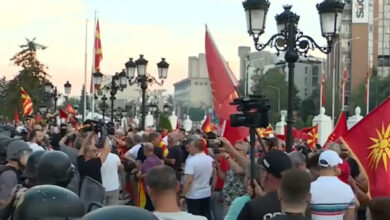 ”Sulmohet “ kryeministria, mijëra vetë protestojnë kundër propozimit francez në Shkup ”Sulmohet “ kryeministria, mijëra vetë protestojnë kundër propozimit francez në Shkup