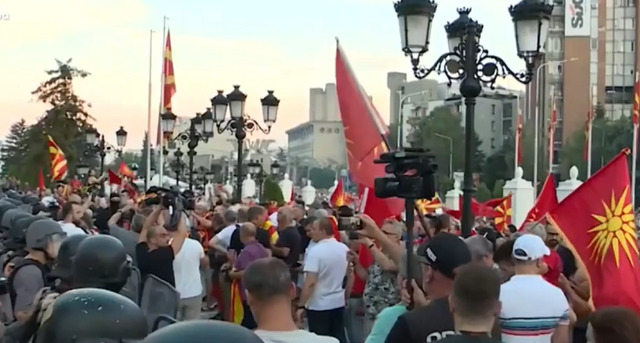 ”Sulmohet “ kryeministria, mijëra vetë protestojnë kundër propozimit francez në Shkup ”Sulmohet “ kryeministria, mijëra vetë protestojnë kundër propozimit francez në Shkup