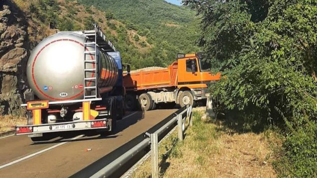 E FUNDIT/ Çfarë po ndodh në Kosovë? Tensionohet situata në veri, Serbët bllokojnë rrugët E FUNDIT/ Çfarë po ndodh në Kosovë? Tensionohet situata në veri, Serbët bllokojnë rrugët
