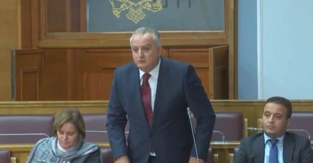 “Tani i ra ndërmend se është shqiptar!”, Deputeti shqiptar në Mal të Zi pro shkarkimit të Abazoviçit “Tani i ra ndërmend se është shqiptar!”, Deputeti shqiptar në Mal të Zi pro shkarkimit të Abazoviçit
