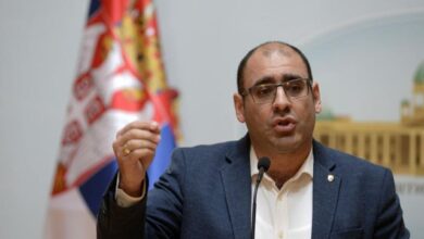 Pendohet rëndë dhe kërkon falje zyrtari serb pasi kërkoi “denazifikim të Ballkanit”: I shkaktova shumë telashe Vuçiçit Pendohet rëndë dhe kërkon falje zyrtari serb pasi kërkoi “denazifikim të Ballkanit”: I shkaktova shumë telashe Vuçiçit