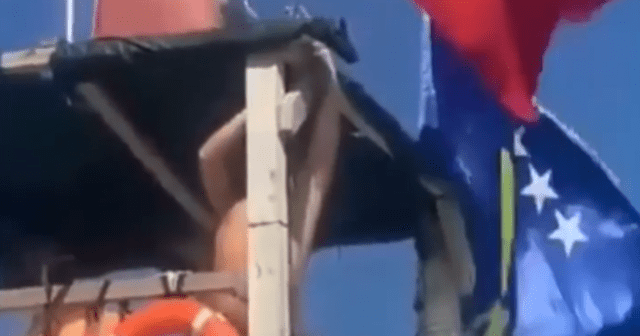 48-vjeçari u arrestua! Një tjetër qytetar heq flamurin turk në Gjirin e Lalëzit (VIDEO) 48-vjeçari u arrestua! Një tjetër qytetar heq flamurin turk në Gjirin e Lalëzit (VIDEO)