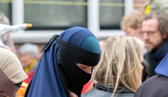 Refuzojeni shaminë si shenjë të injorancës islamiste dhe agjendave politike për shtypjen e grave! Refuzojeni shaminë si shenjë të injorancës islamiste dhe agjendave politike për shtypjen e grave!