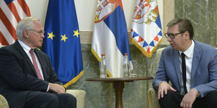 Zbardhet biseda e Vuçiç me Hill natën e tensioneve në veri të Kosovës: Lufta ka nisur edhe për një grua të bukur, por jo për targa