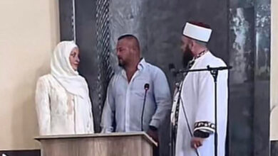 Emigranti shqiptar konverton gjermanen në myslimane dhe martohet me të në xhami Emigranti shqiptar konverton gjermanen në myslimane dhe martohet me të në xhami