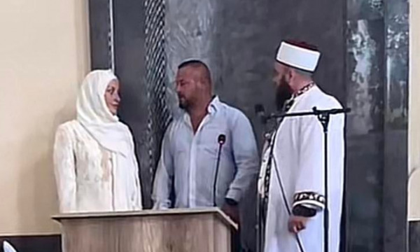 Emigranti shqiptar konverton gjermanen në myslimane dhe martohet me të në xhami Emigranti shqiptar konverton gjermanen në myslimane dhe martohet me të në xhami