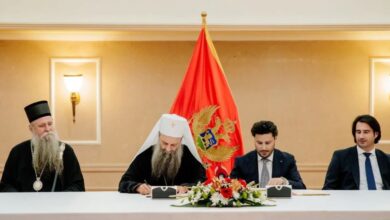 Shqiptari Abazoviç bën atë që s’bëri sllavi Gjukanoviç: Firmoset marrëveshja me Kishën Serbe, qytetarët në protestë Shqiptari Abazoviç bën atë që s’bëri sllavi Gjukanoviç: Firmoset marrëveshja me Kishën Serbe, qytetarët në protestë