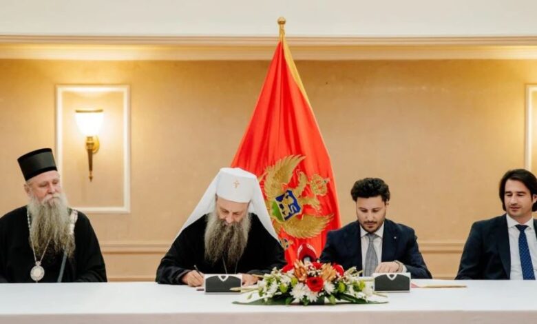 Shqiptari Abazoviç bën atë që s’bëri sllavi Gjukanoviç: Firmoset marrëveshja me Kishën Serbe, qytetarët në protestë Shqiptari Abazoviç bën atë që s’bëri sllavi Gjukanoviç: Firmoset marrëveshja me Kishën Serbe, qytetarët në protestë