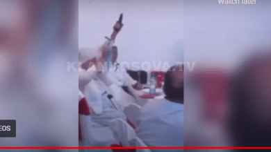 VIDEO/ I martohej nipi, momenti kur gjyshja shqiptare qëllon me armë në mes të dasmës