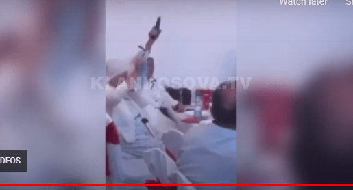 VIDEO/ I martohej nipi, momenti kur gjyshja shqiptare qëllon me armë në mes të dasmës VIDEO/ I martohej nipi, momenti kur gjyshja shqiptare qëllon me armë në mes të dasmës