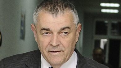 I dekoruar nga Millosheviç/ Kush është gjenerali i akuzuar për krime lufte, që u zgjodh nënkryetar i Parlamentit serb I dekoruar nga Millosheviç/ Kush është gjenerali i akuzuar për krime lufte, që u zgjodh nënkryetar i Parlamentit serb
