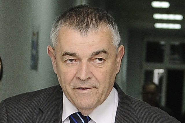 I dekoruar nga Millosheviç/ Kush është gjenerali i akuzuar për krime lufte, që u zgjodh nënkryetar i Parlamentit serb I dekoruar nga Millosheviç/ Kush është gjenerali i akuzuar për krime lufte, që u zgjodh nënkryetar i Parlamentit serb