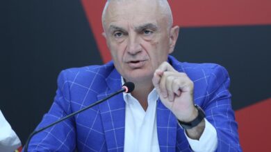 Lirohet pika kufitare në veri të Kosovës/ Meta kërcënon: Beogradi të heqë dorë nga nxitja e grupeve kriminale me qëllim destabilizimin e situatës Lirohet pika kufitare në veri të Kosovës/ Meta kërcënon: Beogradi të heqë dorë nga nxitja e grupeve kriminale me qëllim destabilizimin e situatës