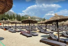 “70 mijë lekë gazebo dhe 50 shezlloni”, plazhi i Drimadhesit braktiset në kulmin e sezonit turistik (Foto) “70 mijë lekë gazebo dhe 50 shezlloni”, plazhi i Drimadhesit braktiset në kulmin e sezonit turistik (Foto)