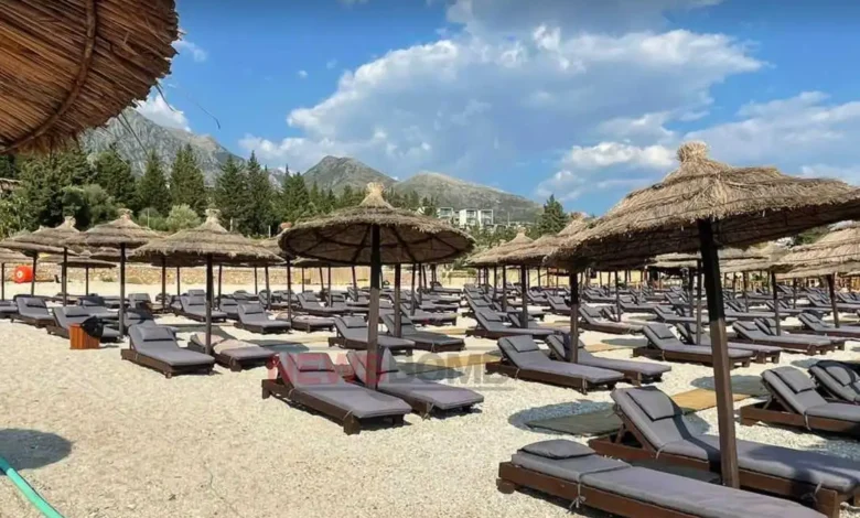 “70 mijë lekë gazebo dhe 50 shezlloni”, plazhi i Drimadhesit braktiset në kulmin e sezonit turistik (Foto) “70 mijë lekë gazebo dhe 50 shezlloni”, plazhi i Drimadhesit braktiset në kulmin e sezonit turistik (Foto)