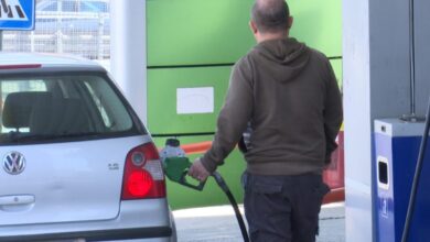 Pse nuk bie çmimi i naftës në Shqipëri? Në tregun ndërkombëtar, një fuçi shitet 94 dollarë Pse nuk bie çmimi i naftës në Shqipëri? Në tregun ndërkombëtar, një fuçi shitet 94 dollarë