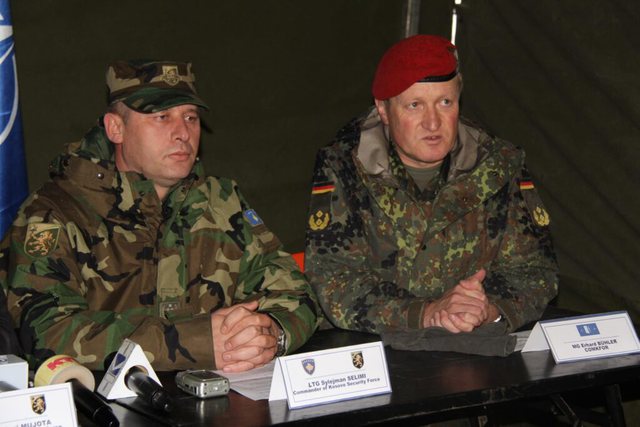 “Situata mund të përshkallëzohet”, Komandanti i parë i KFOR-it: Në Veri ekziston një grup kriminal multietnik “Situata mund të përshkallëzohet”, Komandanti i parë i KFOR-it: Në Veri ekziston një grup kriminal multietnik