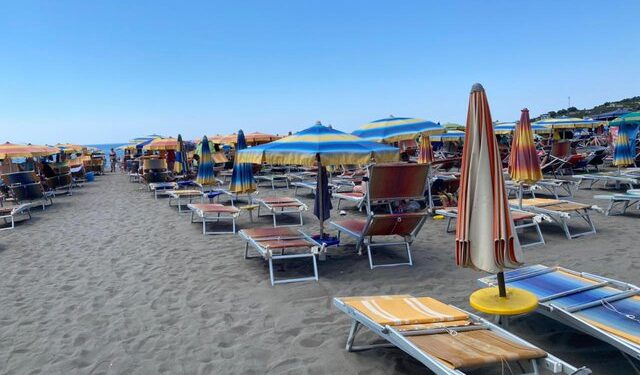 Rritja e çmimeve dhe rënia e euros/ Pas jugut “boshatiset” edhe plazhi i Shëngjinit Rritja e çmimeve dhe rënia e euros/ Pas jugut “boshatiset” edhe plazhi i Shëngjinit