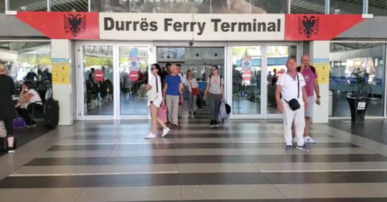 Shqiptarët kthehen në atdhe për pushimet e verës, fluks i madh në portin e Durrësit Shqiptarët kthehen në atdhe për pushimet e verës, fluks i madh në portin e Durrësit