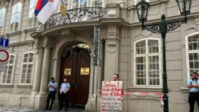 Aktivistët çekë mbështesin Kosovën, protestojnë para ambasadës së Serbisë: Miqtë e Rusisë nuk janë të mirëpritur këtu Aktivistët çekë mbështesin Kosovën, protestojnë para ambasadës së Serbisë: Miqtë e Rusisë nuk janë të mirëpritur këtu