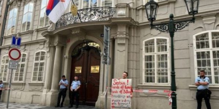 Aktivistët çekë mbështesin Kosovën, protestojnë para ambasadës së Serbisë: Miqtë e Rusisë nuk janë të mirëpritur këtu Aktivistët çekë mbështesin Kosovën, protestojnë para ambasadës së Serbisë: Miqtë e Rusisë nuk janë të mirëpritur këtu