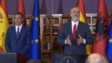 Rama, “presion” Vuçiç: Zbato marrëveshjen e dakordësuar me Kosovën, mos mbështet grupet në veri të Kosovës Rama, “presion” Vuçiç: Zbato marrëveshjen e dakordësuar me Kosovën, mos mbështet grupet në veri të Kosovës