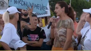“Përleshen” aktivistet që dolën në shesh të mbrojnë viktimën e përd*unimit në Kosovë (VIDEO) “Përleshen” aktivistet që dolën në shesh të mbrojnë viktimën e përd*unimit në Kosovë (VIDEO)