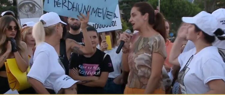 “Përleshen” aktivistet që dolën në shesh të mbrojnë viktimën e përd*unimit në Kosovë (VIDEO) “Përleshen” aktivistet që dolën në shesh të mbrojnë viktimën e përd*unimit në Kosovë (VIDEO)