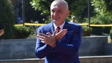 Partia e Metës kundër shqiptarëve të Kosovës që marrin shtetësinë shqiptare, i quan vend në konflikt që ikin nga tmerret e luftës Partia e Metës kundër shqiptarëve të Kosovës që marrin shtetësinë shqiptare, i quan vend në konflikt që ikin nga tmerret e luftës