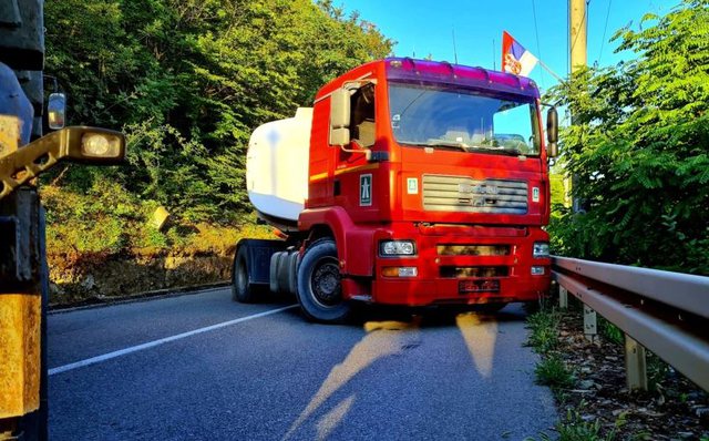 Vazhdon bllokimi i rrugëve në veri të Kosovës, policia: Situata është e qetë, por…