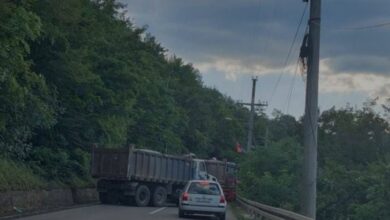 Barrikadat, të shtënat me armë zjarri dhe kërkesa e SHBA-së, çfarë po ndodh në veri të Kosovës Barrikadat, të shtënat me armë zjarri dhe kërkesa e SHBA-së, çfarë po ndodh në veri të Kosovës